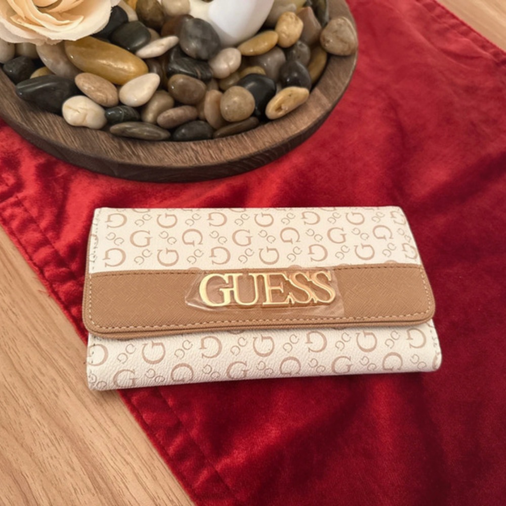 GUESS Cream and Tan Women's Wallet